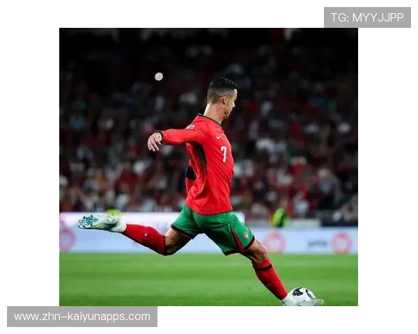 C罗新纪录庆祝时让孩子上场，画面温馨