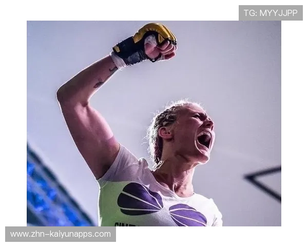 UFC女拳手开战前比心挑衅：燃爆擂台的背后故事